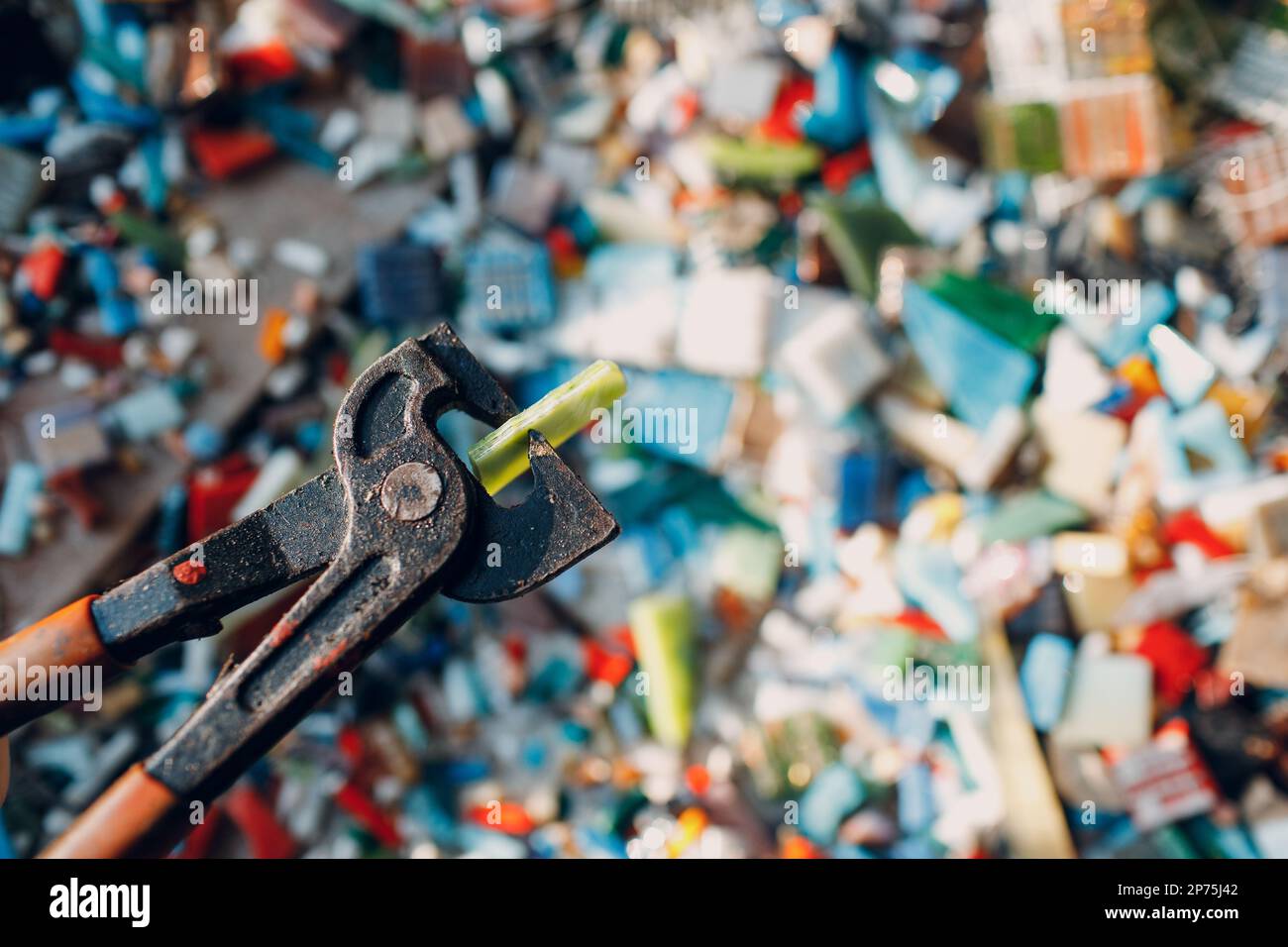 Craftsman cutter nipper tool for cutting smalt glass for making mosaic