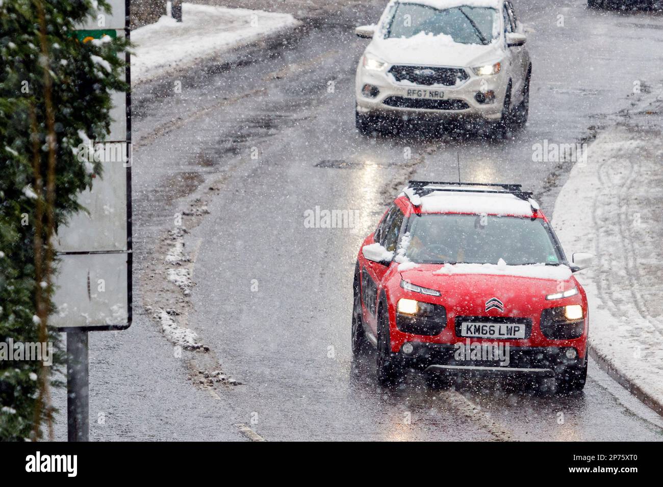 Chippenham, Wiltshire, UK. 8th March, 2023. Drivers are pictured driving through heavy snow showers. Credit: Lynchpics/Alamy Live News Stock Photo