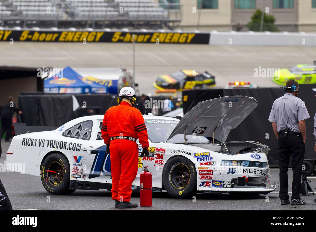 DOVER, DE - MAY 14, 2011: Kevin Swindell (16) and the Roush team try to ...