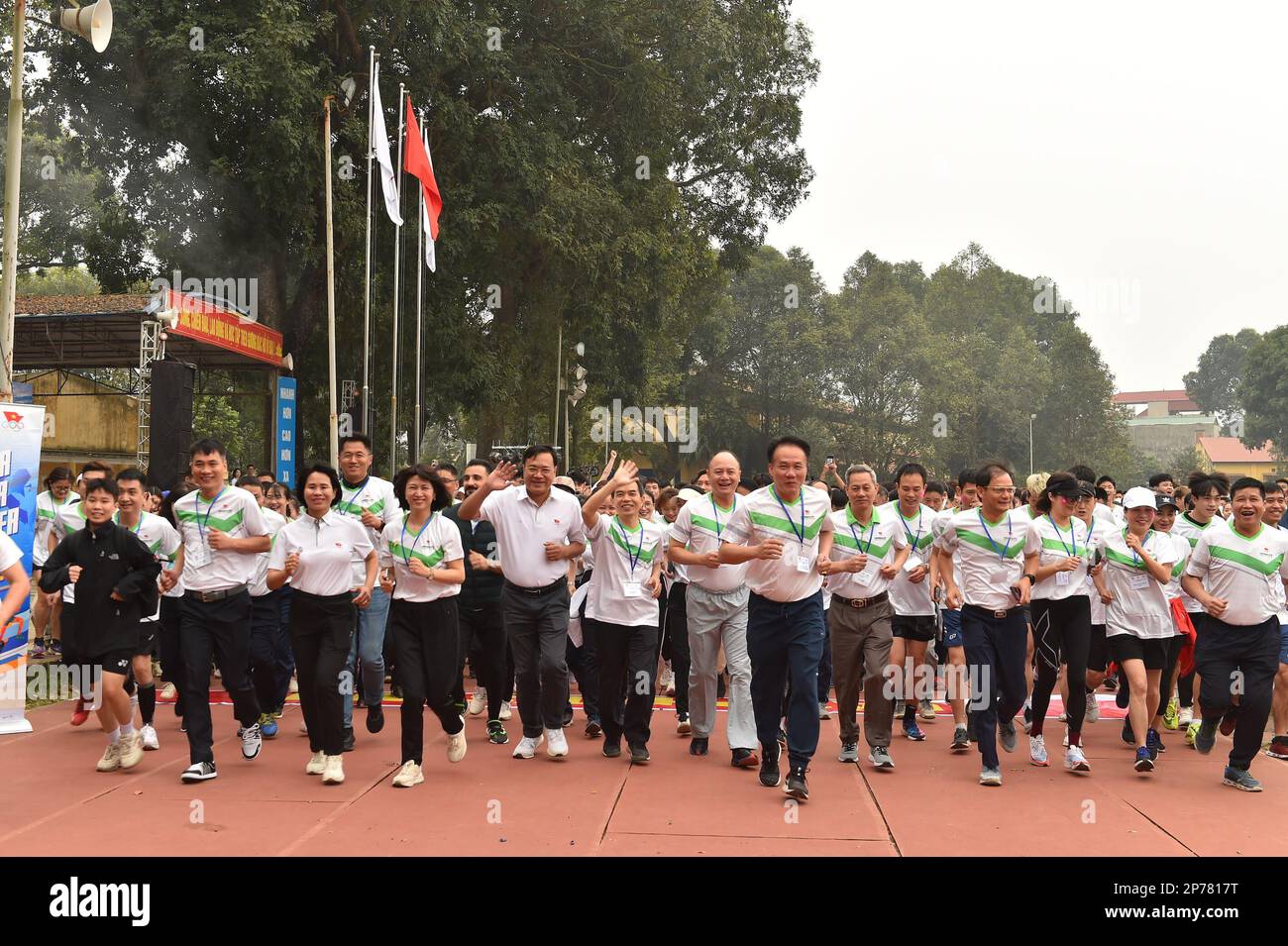 Bac Ninh. 8th Mar, 2023. Runners start during the Hangzhou Asian Games