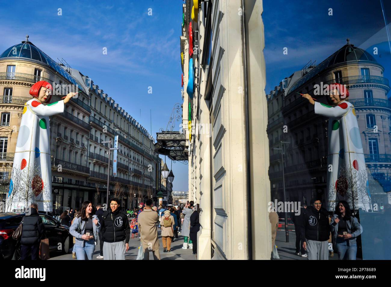 Paris, France, Outside, Shop Fronts, Luxury CLothing Louis Vuitton, LVMH,  Modern Sculpture on Building, Mirrors Ave. Montaigne, Credit: Yayoi Kusama  Artist Designer Stock Photo - Alamy