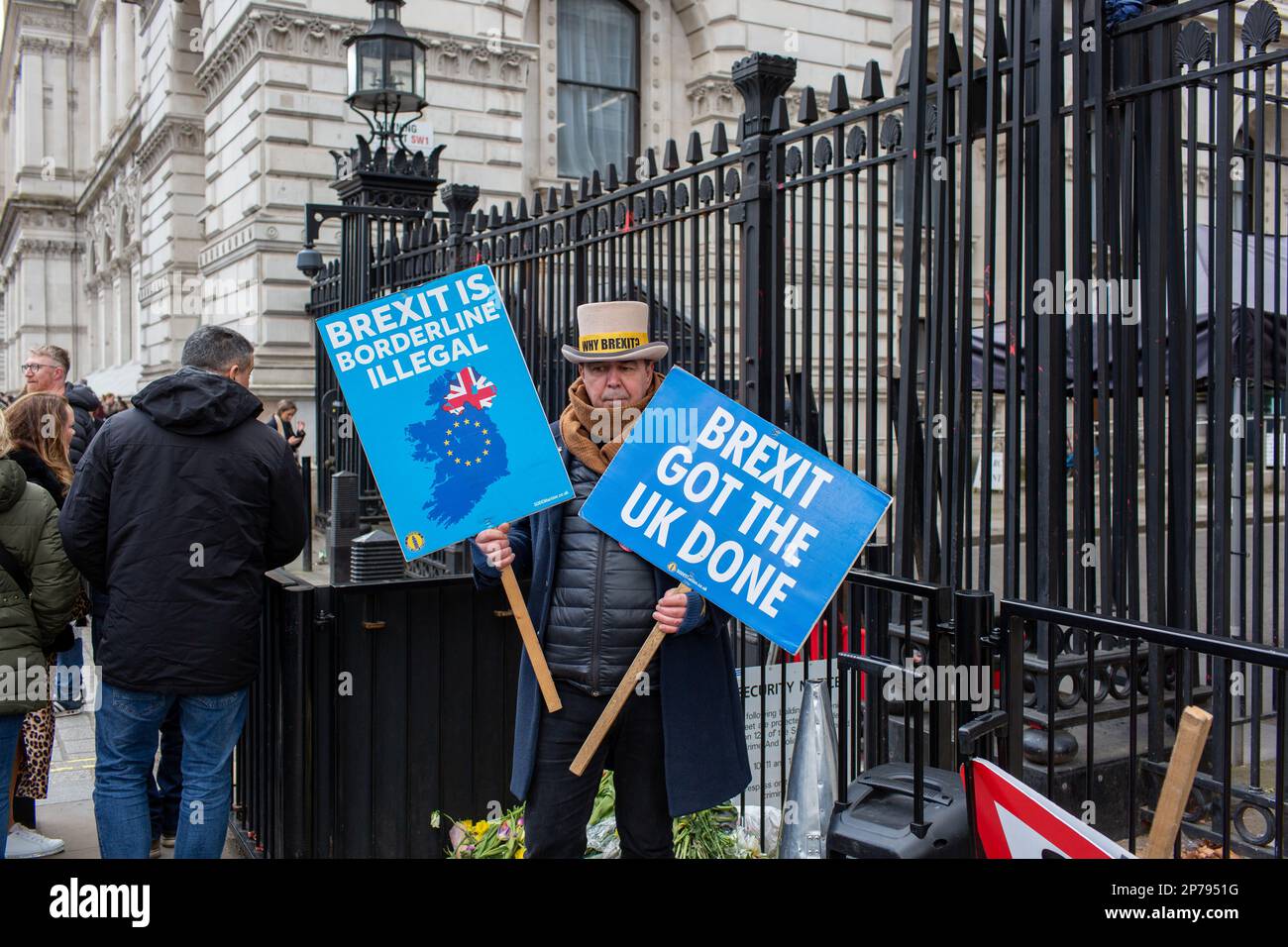 London,uk,27th,Feb,2023.Anti Brexit protester Steve bray holding placard outside downing street Stock Photo