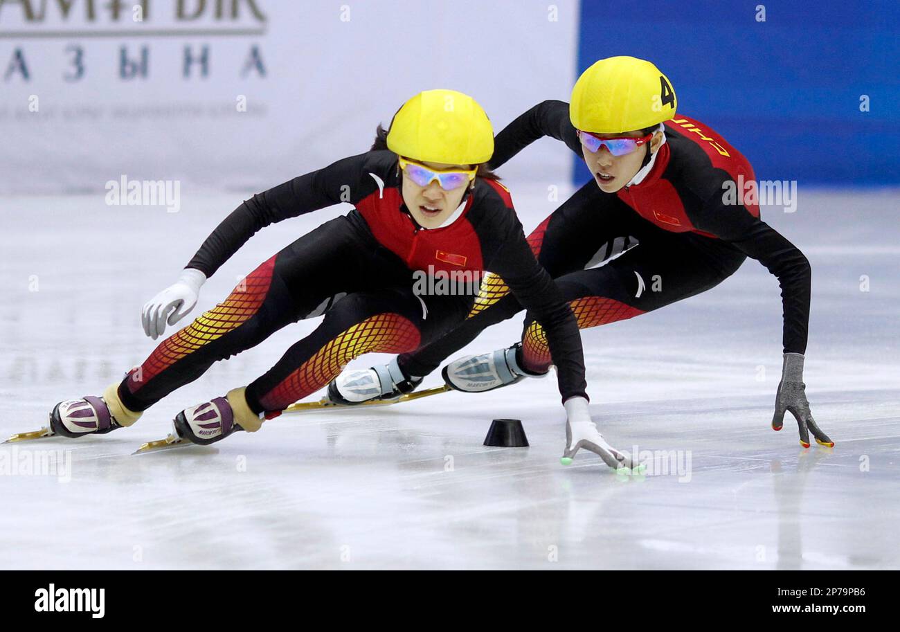 China's Liu Qiuhong(L) and Fan Kexin(R) competes during the