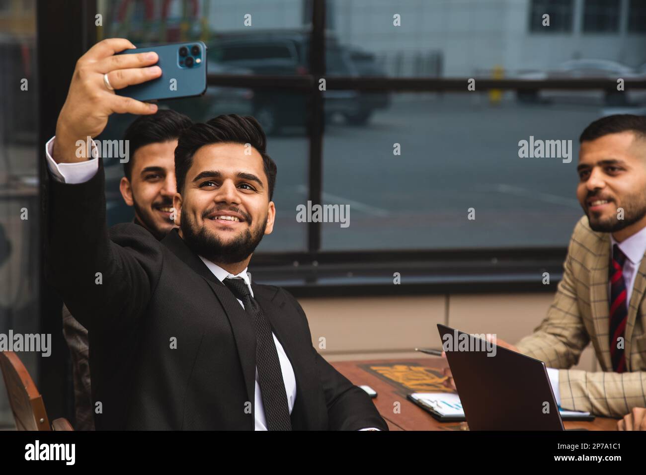 People in suits taking photo hi-res stock photography and images - Alamy