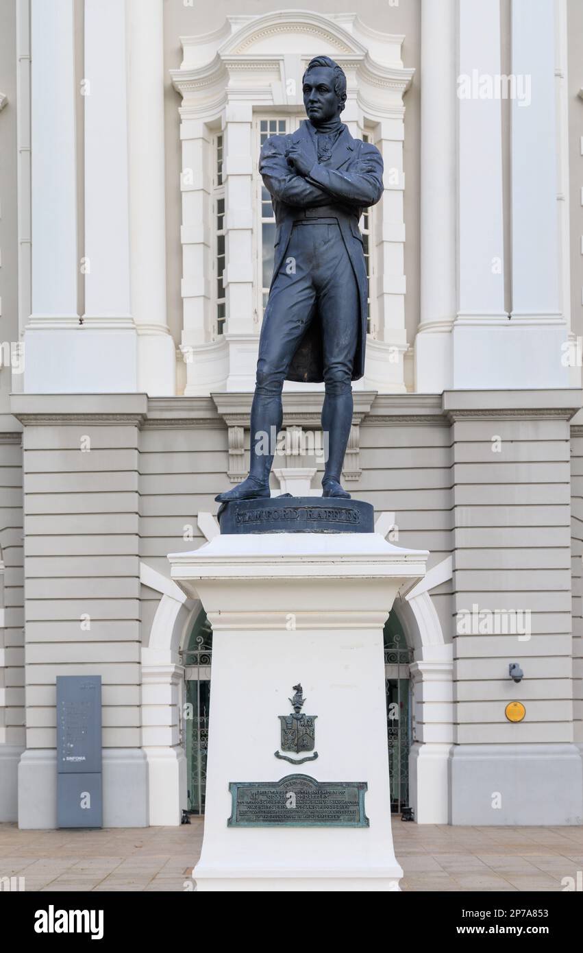 Bronze statue of Sir Stamford Raffles by Thomas Woolner in front of the Victoria Memorial Hall, Singapore Stock Photo