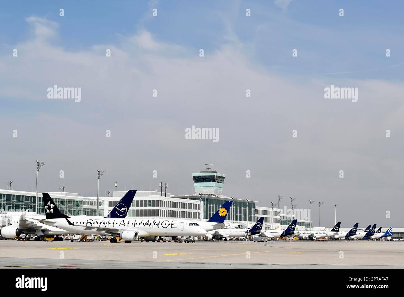 Star Alliance Air Dolomiti Embraer 195LR (ERJ-190-200 LR) taxis in ...