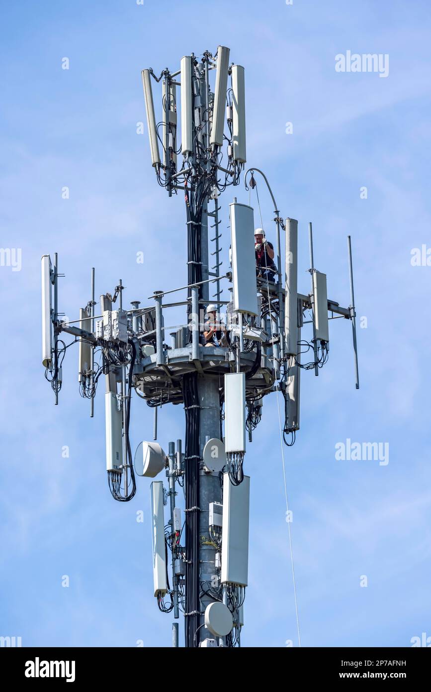 Mobile phone mast, worker during assembly, Castelfranco Emilia, Italy Stock Photo