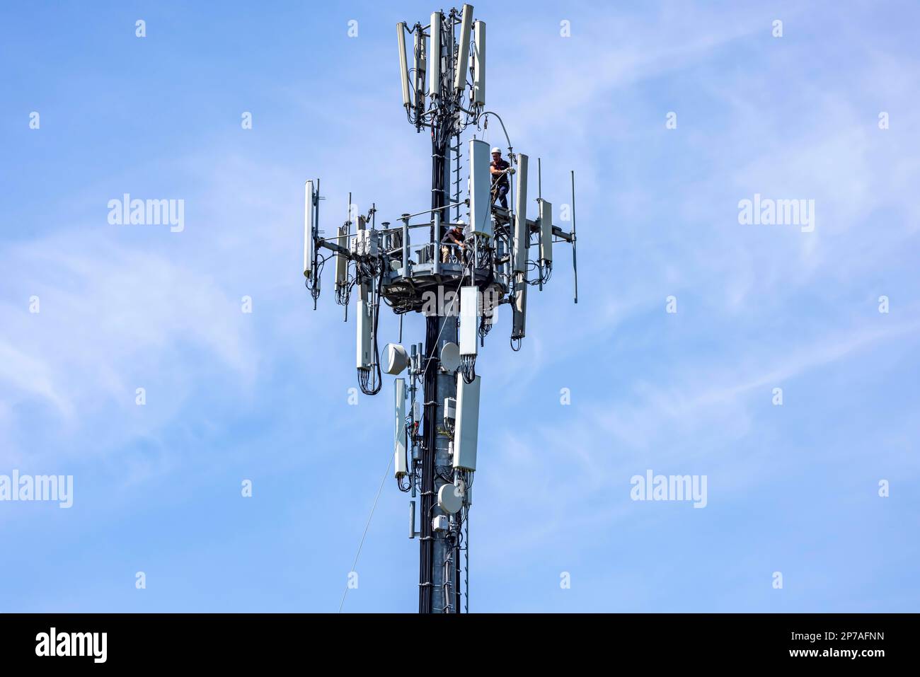 Mobile phone mast, worker during assembly, Castelfranco Emilia, Italy Stock Photo