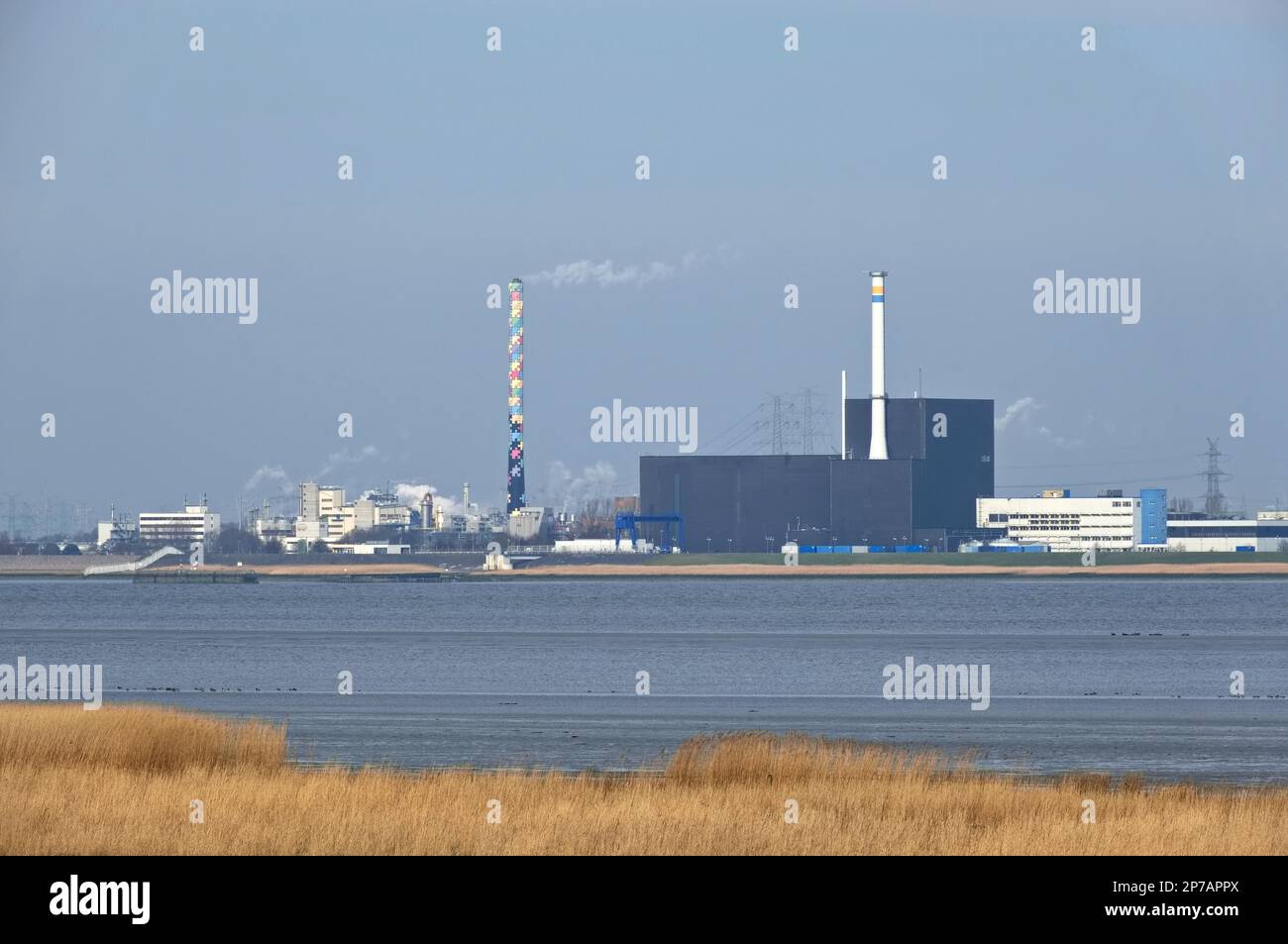 The decommissioned Brunsbuettel nuclear power plant on the Elbe.  Brunsbuettel, Schleswig-Holstein, Germany Stock Photo - Alamy