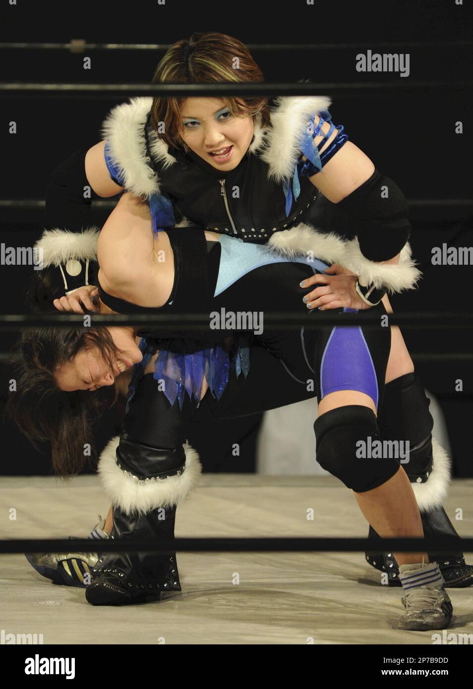 Feature: For Story Women's pro wrestling-Kinko Tamura, NEO Women's Pro  Wrestler, retiring this month, has a fighting match at the Ice Ribbon dojo  in Warabi, Saitama Prefcture. Primary school students have joined