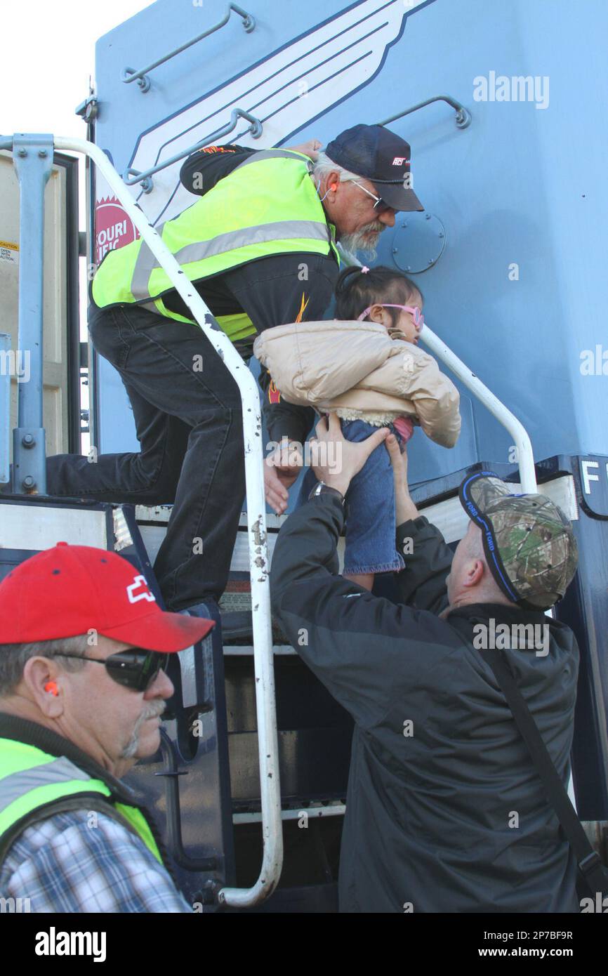 union-pacific-engineer-mel-slate-top-helps-robert-mcginnas-and-his-1