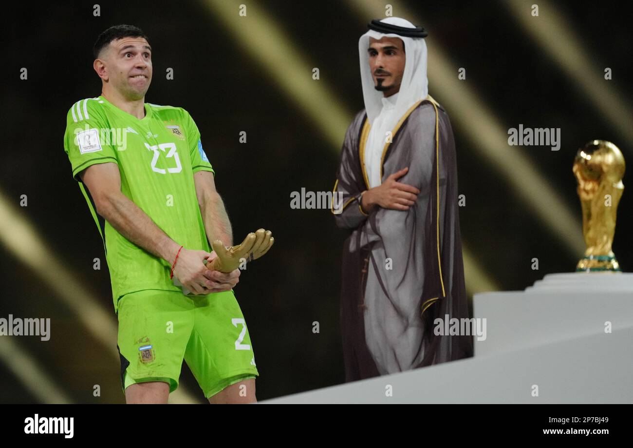 Lusaier, Qatar. 18th Dec, 2022. Emiliano Martinez, goalkeeper of Argentina,  poses with his golden glove trophy during the awarding ceremony of the 2022  FIFA World Cup at Lusail Stadium in Lusail, Qatar
