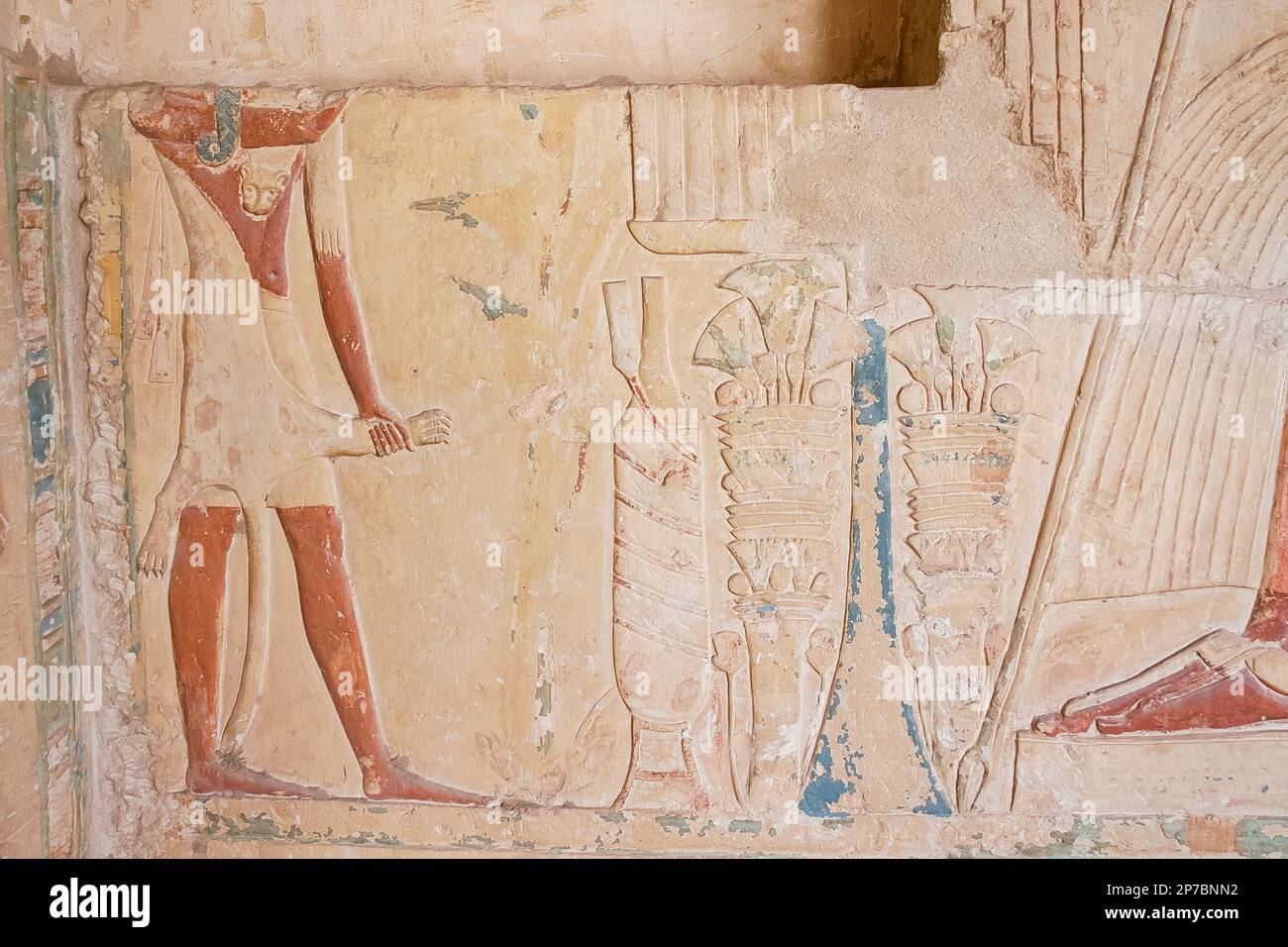 Egypt, Saqqara,  tomb of Horemheb,  inner room, South wall. A Iunmutef priest makes offerings to Horemheb. Stock Photo