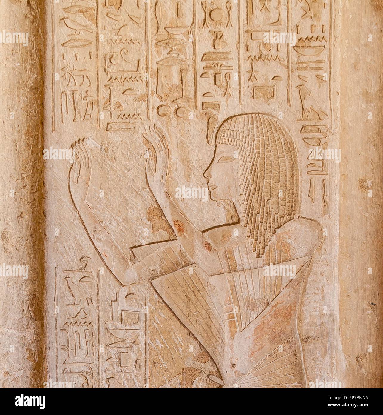 Egypt, Saqqara,  tomb of Horemheb,  north wall of the inner court, pilaster : Horemheb (with an added uraeus) praying. Stock Photo