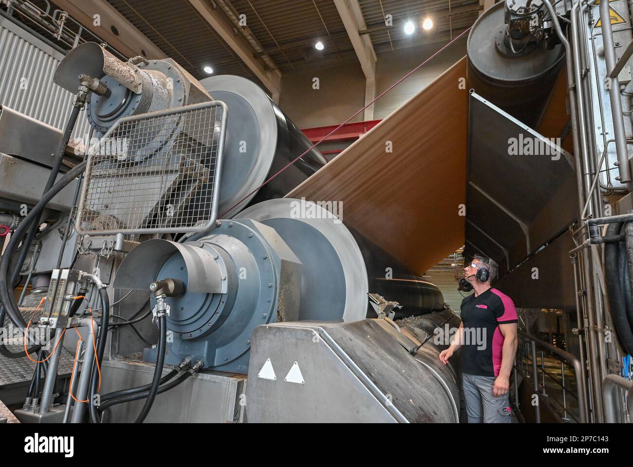 08 March 2023, Brandenburg, Eisenhüttenstadt An employee works at the