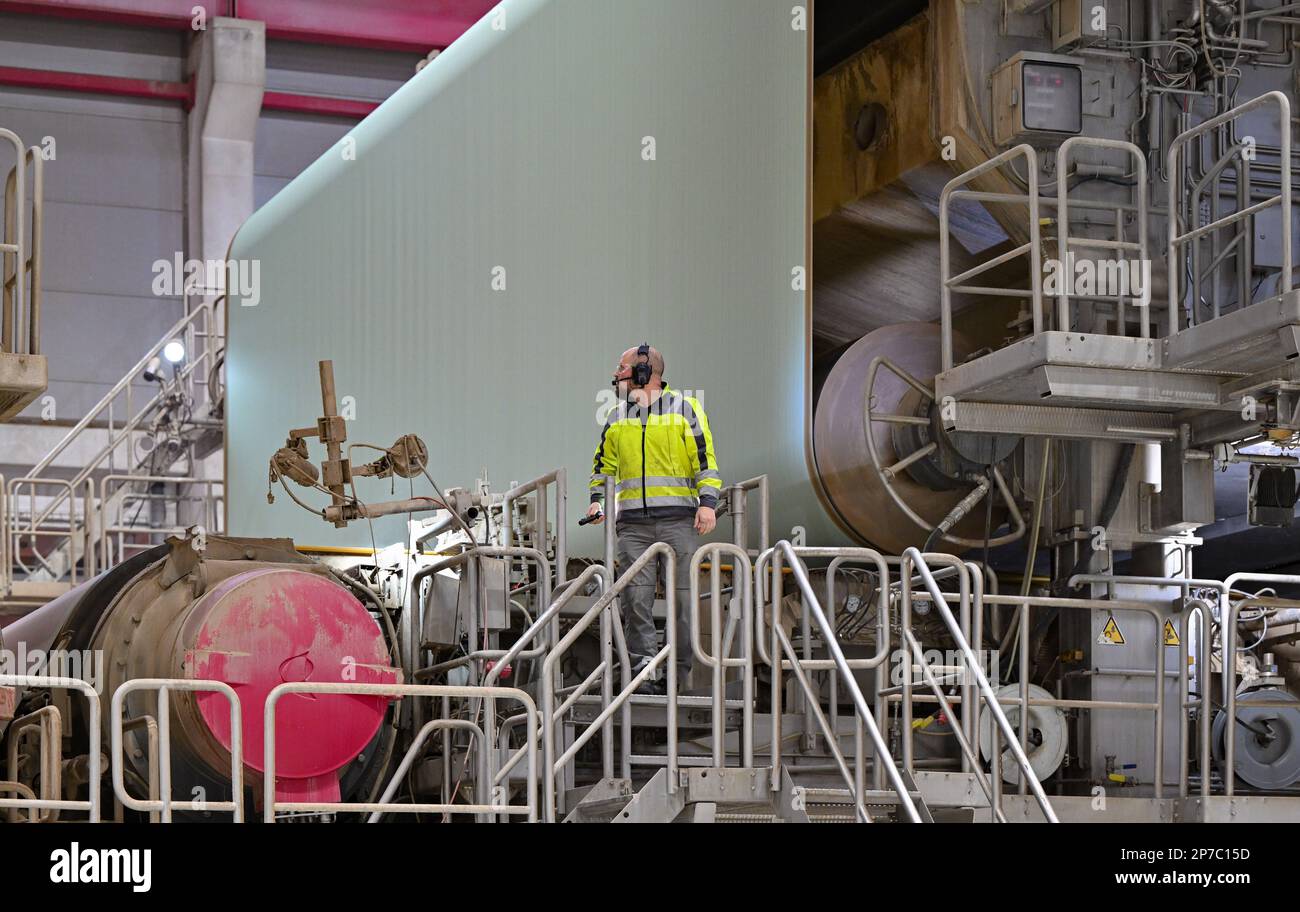 08 March 2023, Brandenburg, Eisenhüttenstadt An employee works at the