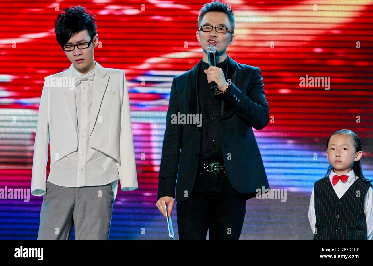 Armless pianist Liu Wei (L) from Beijing and 6-year-old Shanghai-style stand-up comedy performer Zhang Fengxi (R) attend the final of the TV show China's Got Talent at the Shanghai Stadium in Shanghai, China on Sunday, Oct. 10, 2010. Liu Wei, who plays piano with his feet, won the 2010 China's Got Talent.(Photo By Ke Xin/Color China Photo/AP Images) Stock Photo