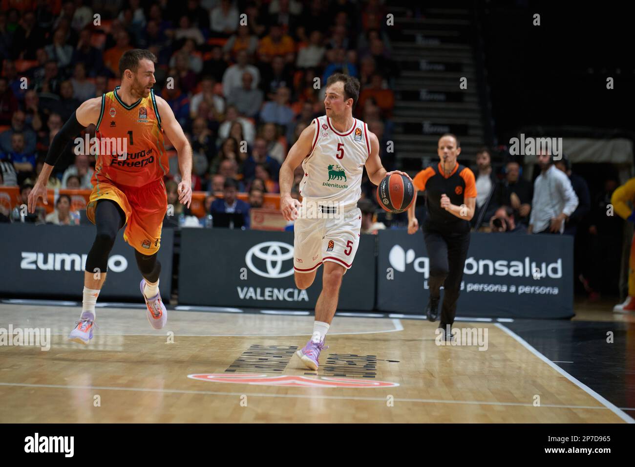 Valencia ,Spain, 07/03/2023, Victor Claver of Valencia basket (L) and Kevin  Pangos of EA7 Emporio Armani Milan (R) in action during the Turkish  Airlines EuroLeague Regular Season Round 27 on march 7,