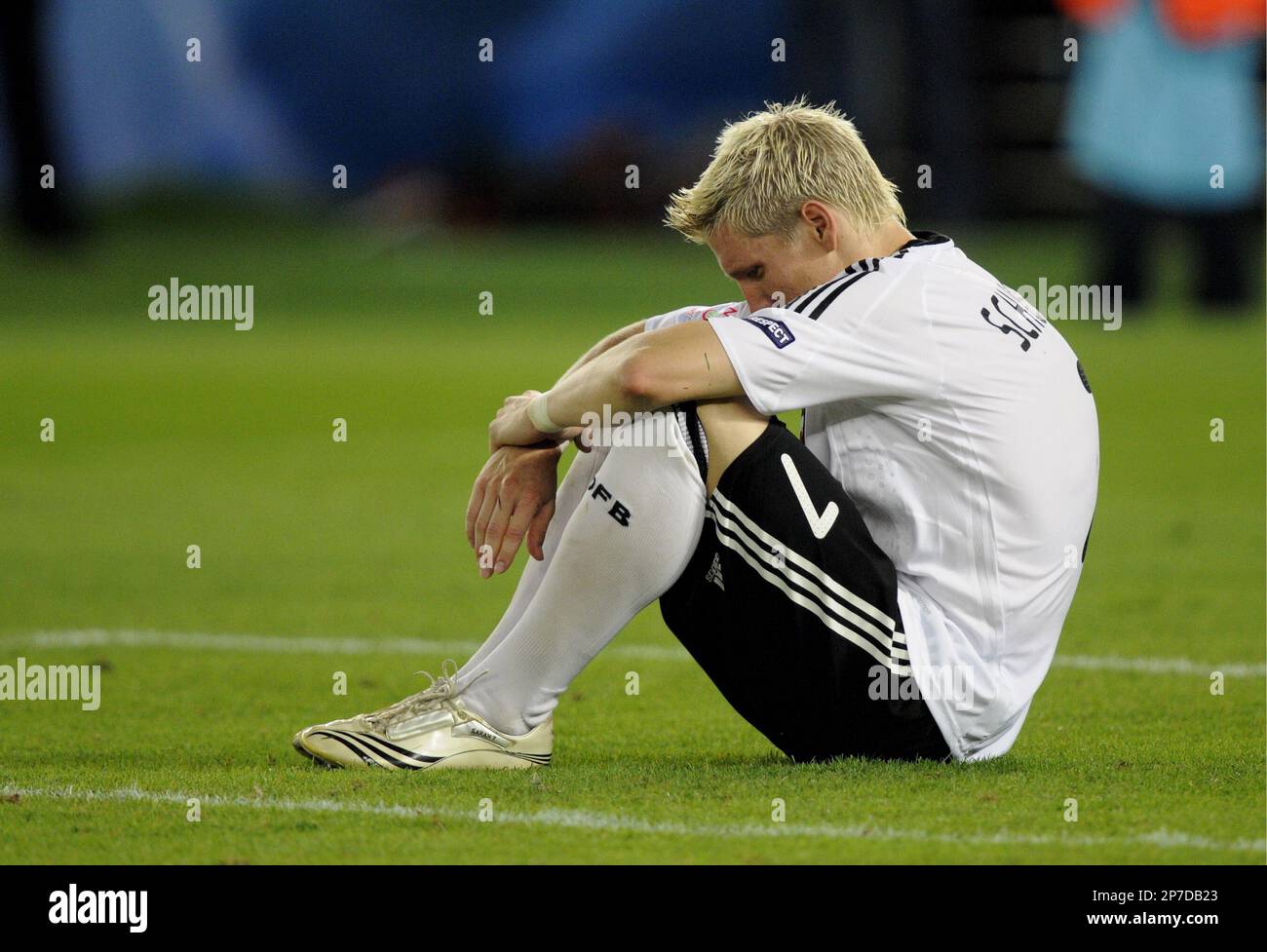 ARCHIV: Fussball, Europameisterschaft 2008 Oesterreich/Schweiz, Finale,  Spiel 31, Deutschland - Spanien, 29 (Foto vom 29.06.08).06.08,  Ernst-Happel-Stadion, Wien, Oesterreich: Bastian Schweinsteiger sitzt nach  dem Spiel auf dem Rasen. Schweinsteiger ...