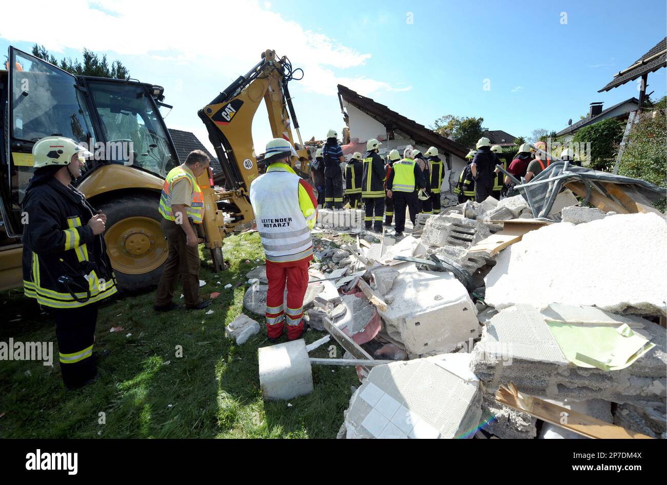 Ein Notarzt steht am Montag (20.09.10) in Bergneustadt vor einem durch