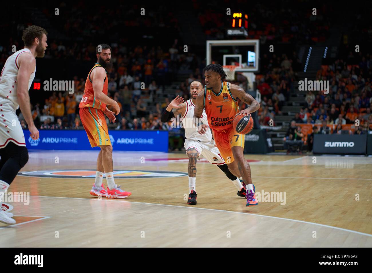 Shabazz Napier of EA7 Emporio Armani Milan (L) and Chris Jones of Valencia basket (R) in action during the Turkish Airlines EuroLeague Regular Season Round 27 on march 7, 2023 at Fuente de San Luis Sport Hall (Valencia, Turkish Airlines EuroLeague Regular Season Round 27 on march 7, 2023). Valencia Basket 84:88 EA7 Emporio Armani Milan (Photo by Vicente Vidal Fernandez/Sipa USA) Credit: Sipa USA/Alamy Live News Stock Photo