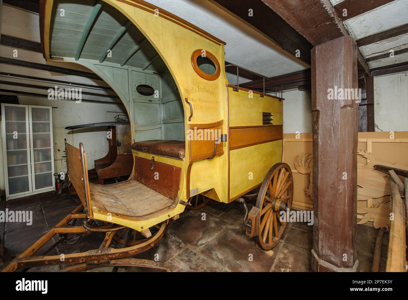 einachsige Kutsche mit Vordach in ehemaliger Geräteschuppen von Museum Grimm-Haus, Steinau an der Straße, Hessen, Deutschland, Europa Stock Photo
