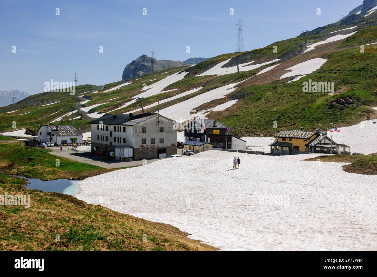 Blick auf ehemaliger Grenzübergang Frankreich Italien auf Passhöhe Pass Kleiner Sankt St. Bernhard, Savoyen, Aostatal Stock Photo