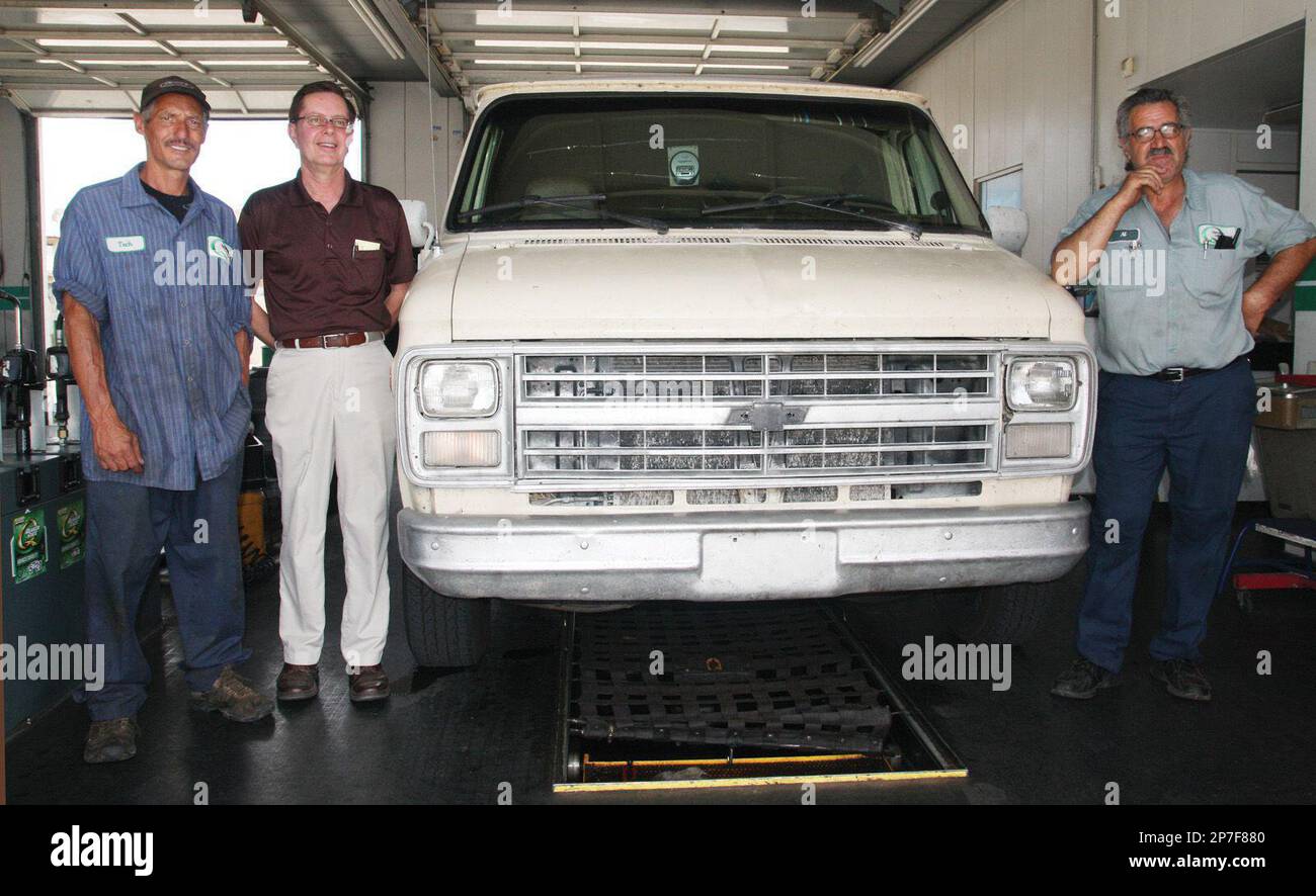Lubrication technician Frans Lapre, Flagstaff resident Mark Heinrichs