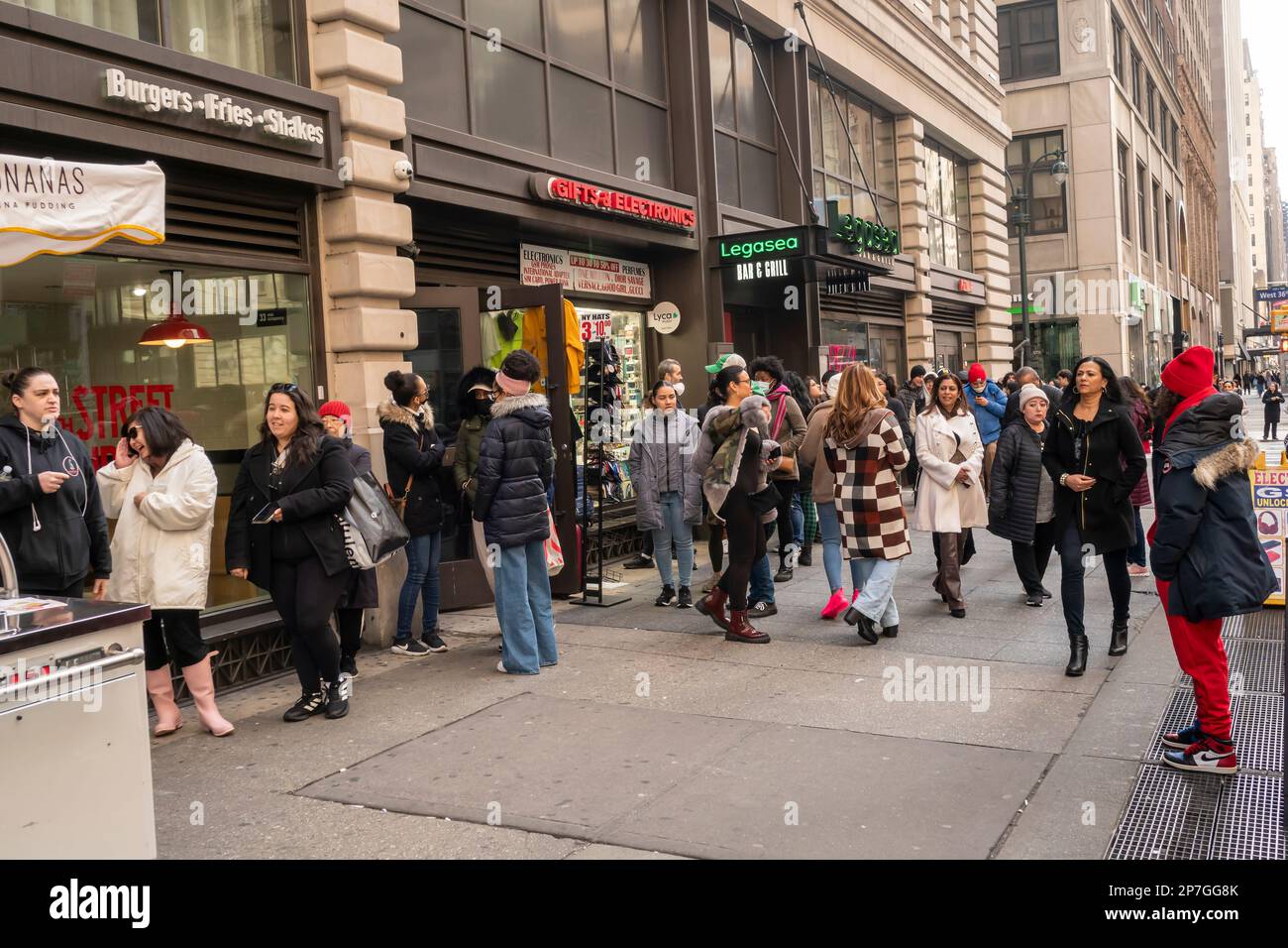 Customers queue for a free burger promotion at the grand opening of 7th St Burgers in the NoMad neighborhood of New York on Sunday, March 5, 2023. (© Richard B. Levine) Stock Photo