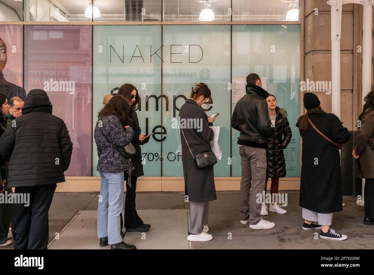 Shoppers line up for bargains outside 260 Sample Sale for the sample sale of Naked Cashmere, in NoMad in New York on Saturday, March 4, 2023  (© Richard B. Levine) Stock Photo