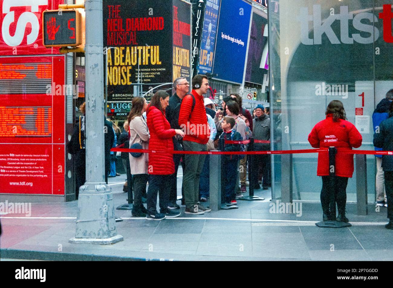 The half-price TKTS booth in Times Square in New York in February 2023. (© Richard B. Levine) Stock Photo