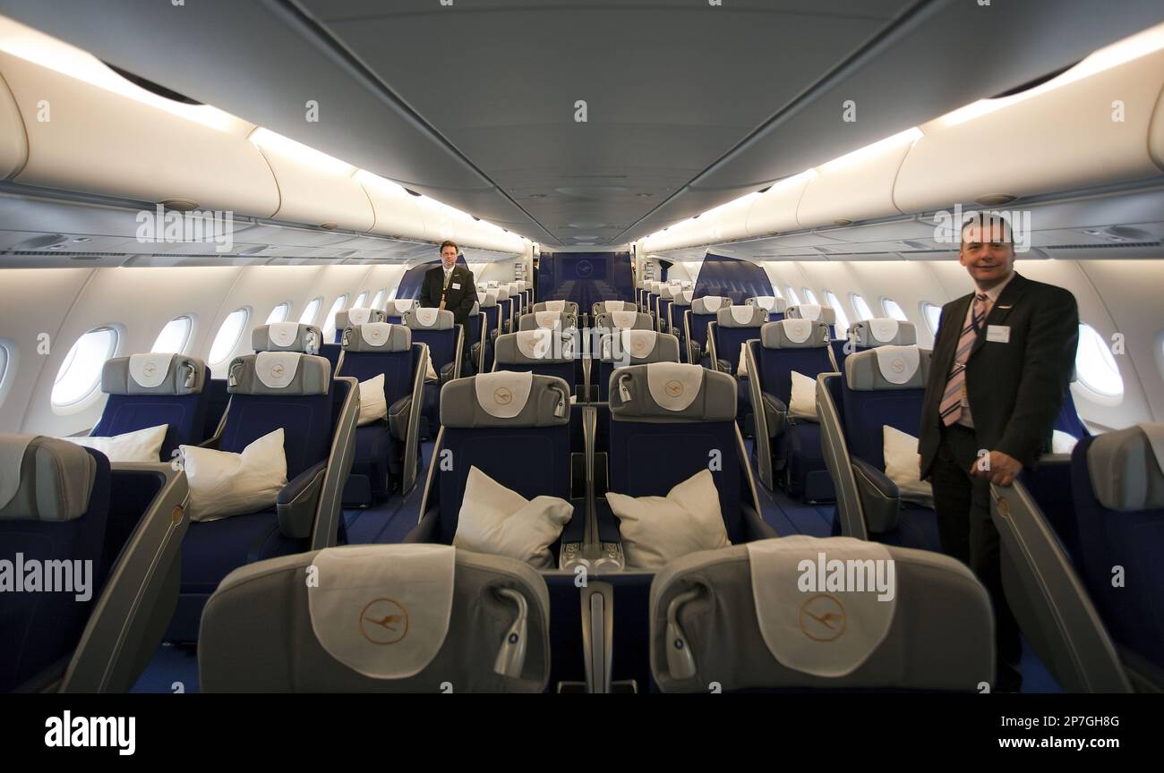 Stewards stehen am Mittwoch, 19. Mai 2010, in den Reihen der Buisness