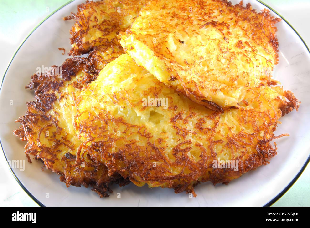 Reibekuchen. Einfach lecker und knusprig Stock Photo - Alamy