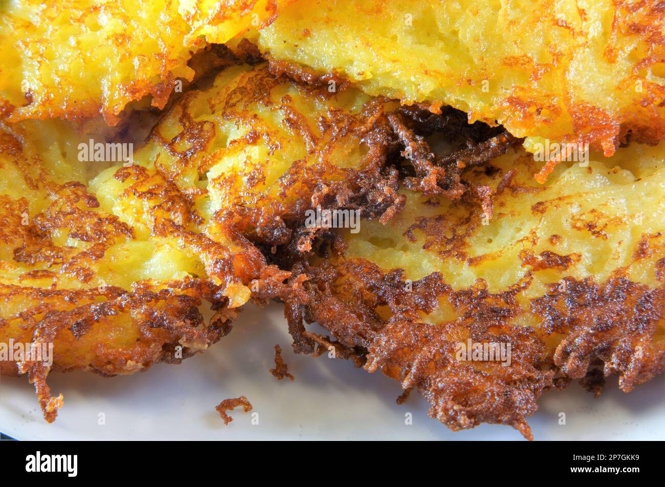 Reibekuchen. Einfach lecker und knusprig Stock Photo - Alamy Reibekuchen. Einfach lecker und knusprig Stock Photo - Alamy