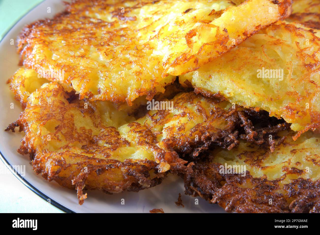 Reibekuchen. Einfach lecker und knusprig Stock Photo - Alamy