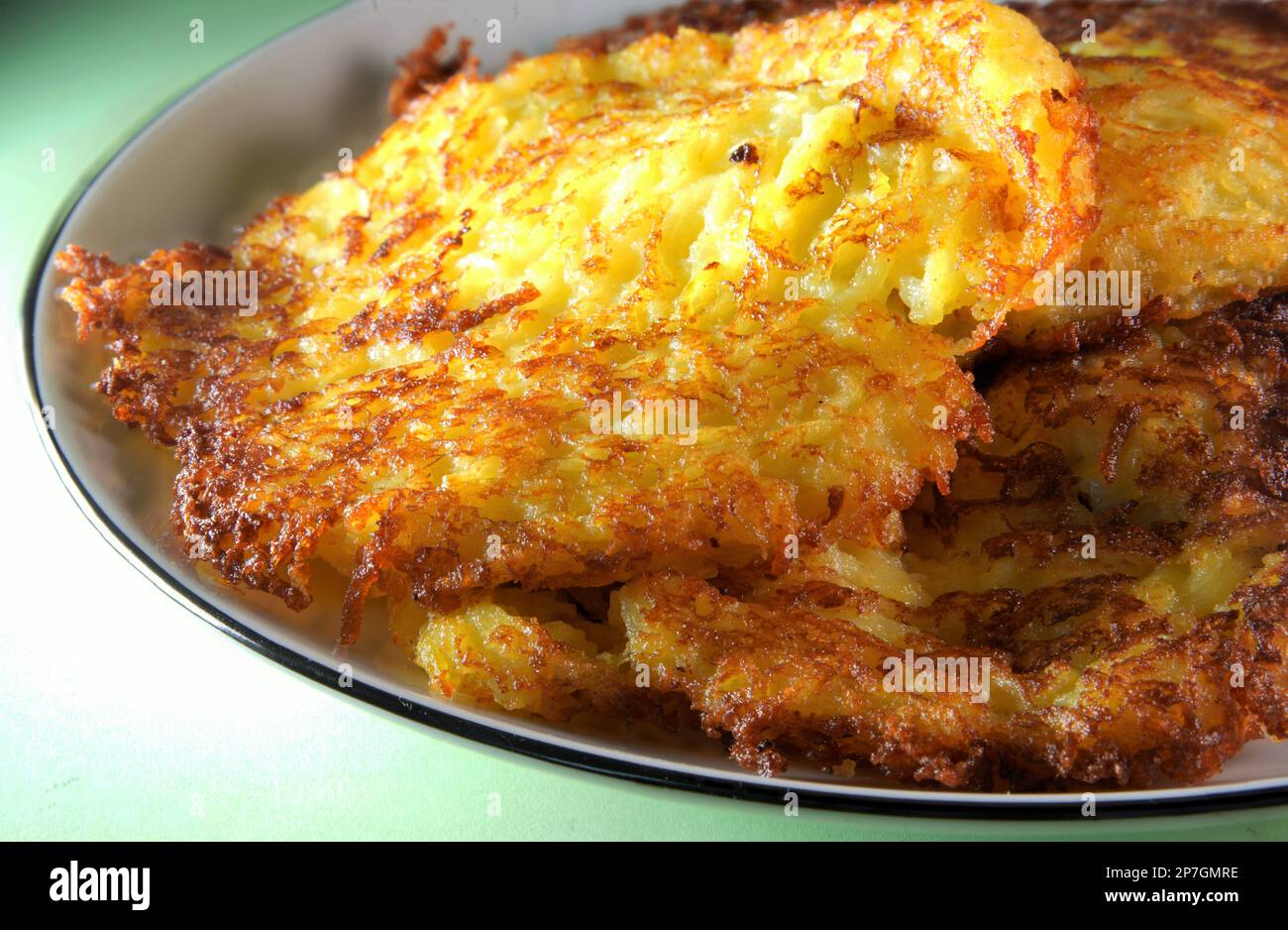 Reibekuchen. Einfach lecker und knusprig Stock Photo - Alamy