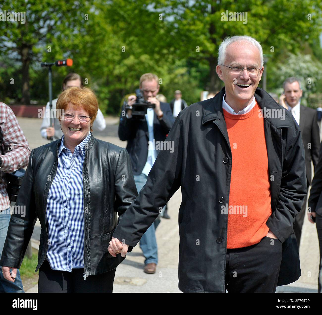 Ministerpraesident Juergen Ruettgers und seine Frau Angelika Ruettgers  verlassen am Sonntag, 9. Mai 2010, in Pulheim-Sinthern das Wahllokal, in  dem sie zur Landtagswahl NRW gewaehlt haben. (apn Photo/Mark Keppler) ---  Prime Minister