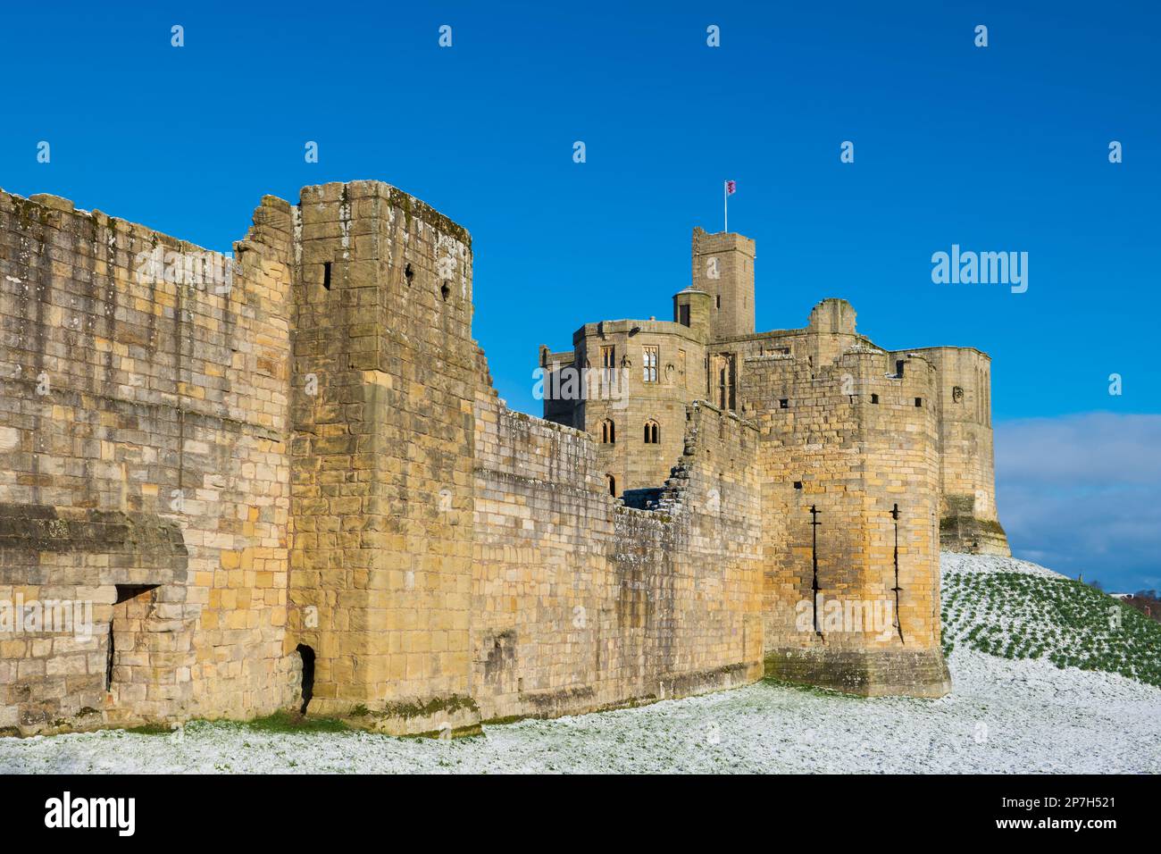 England, Northumberland, Warkworth Castle. Warkworth Castle (English Heritage), a magnificent 12th century stone motte and bailey fortress, and surrou Stock Photo