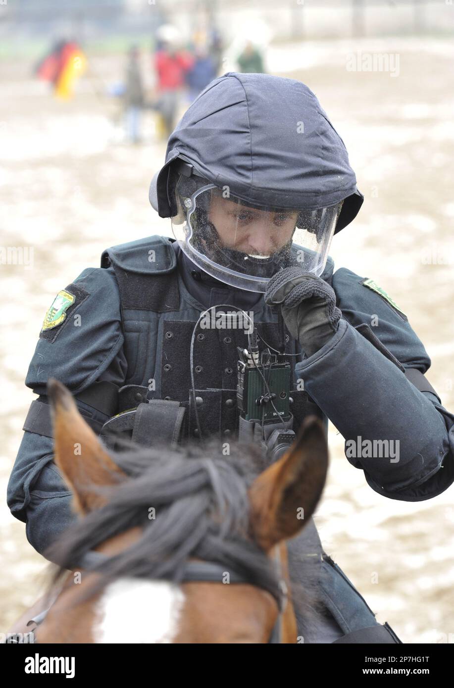 Polizisten der Reiterstaffel der saechsischen Polizei proben am Montag, 12.  April 2010, in Grosserkmannsdorf, Sachsen, auf einem Uebungsgelaende. Die  saechsische Polizeireiterstaffel besteht aus 26 Beamten und 14  Dienstpferden. Im Jahr 2009 hatten