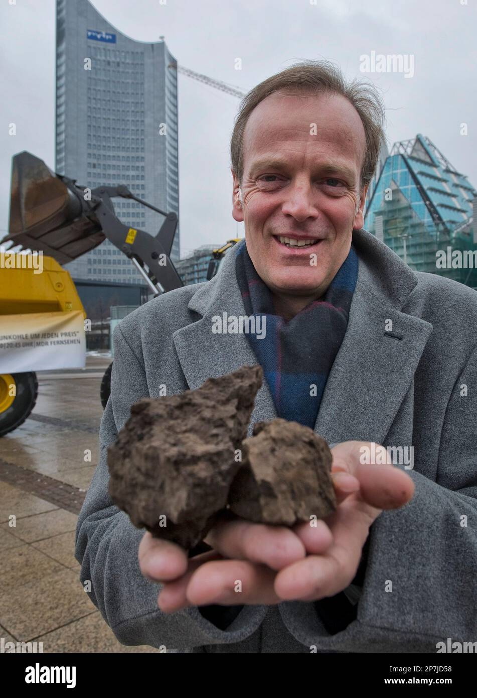 Fernseh-Moderator Robert Burdy praesentiert am Freitag, 12. Maerz 2010,  Braunkohle im Stadtzentrum von Leipzig, Sachsen. Der Mitteldeutsche  Rundfunk (MDR) startet am 16. Maerz 2010 die neue Doku-Reihe "Der Osten -  Entdecke wo