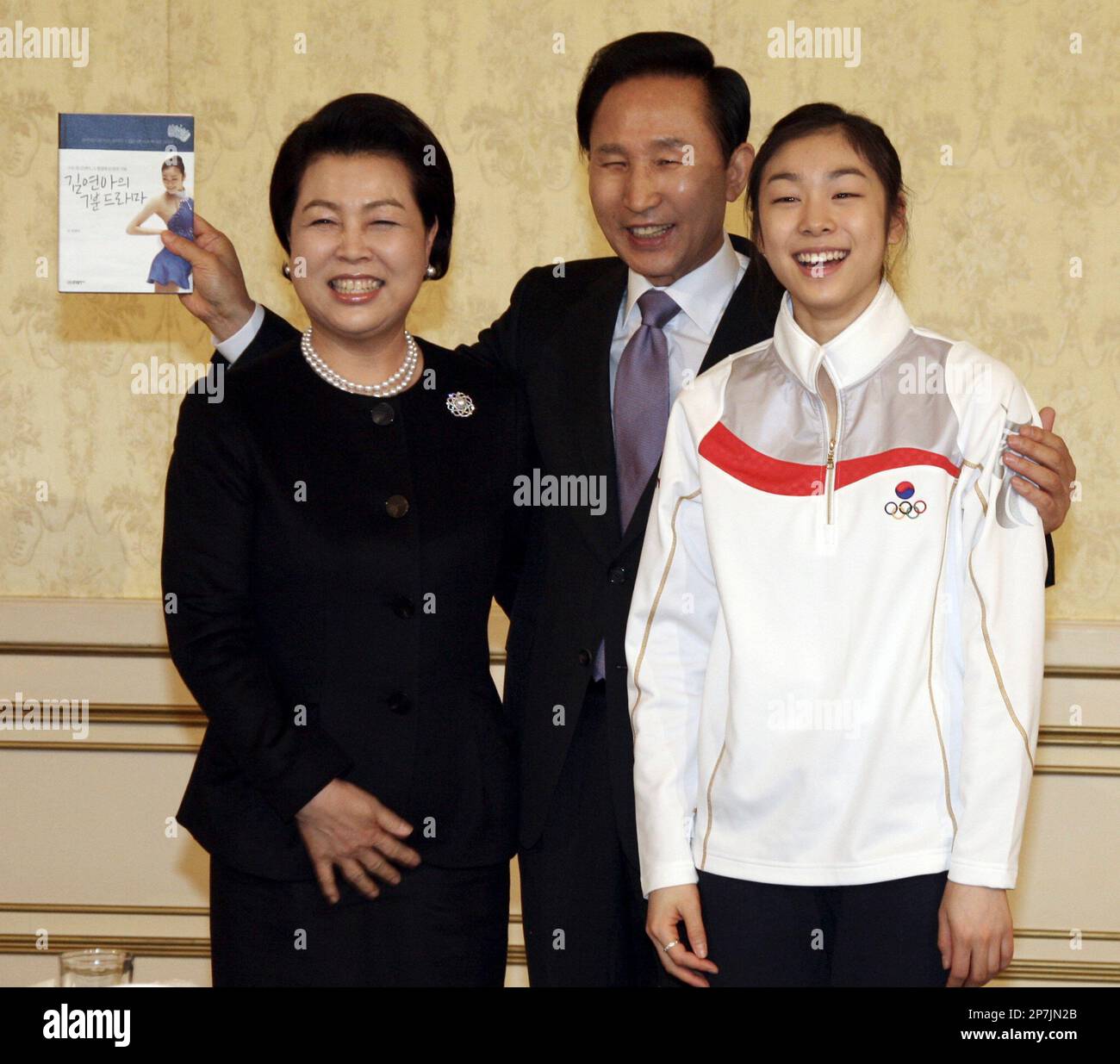 South Korea's President Lee Myung-bak, center, poses with his wife Kim Yoo- ok and women's figure skating gold medallist Kim Yu-na, right, after  receiving Kim's autobiography during a luncheon meeting with the South, image size:1300x1235
