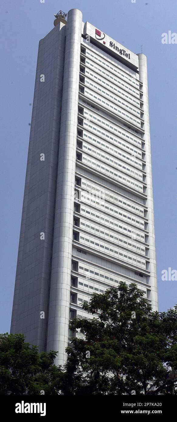 SingTel has taken down the old Singapore logo and is now using