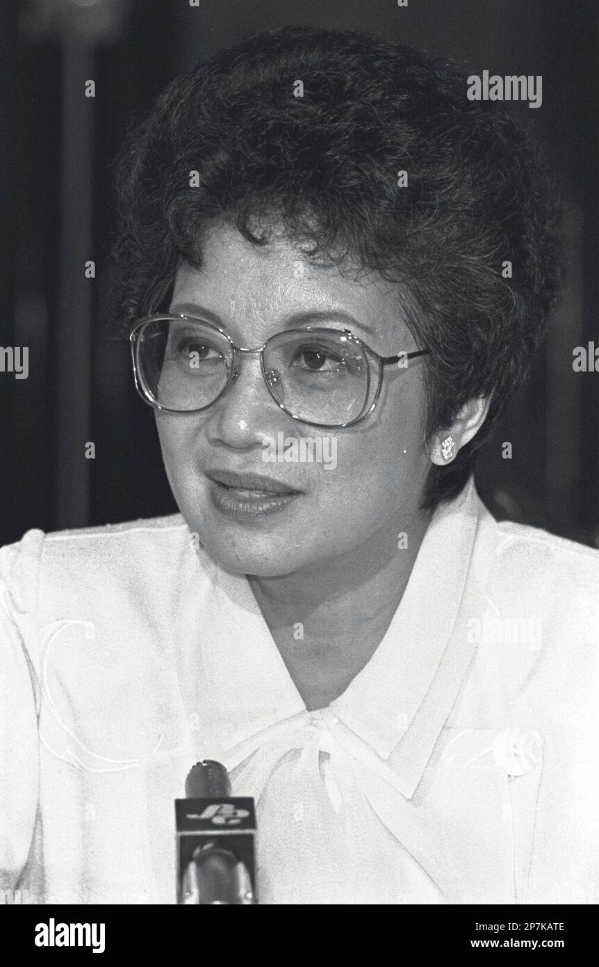 corazon-aquino-president-of-the-philippines-in-an-interview-with-the