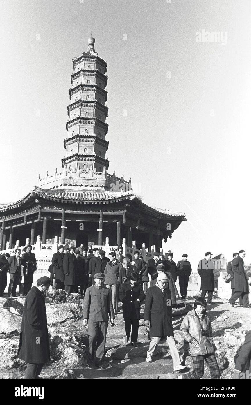 Lee Kuan Yew's second visit to China] Prime Minister Lee Kuan Yew (front,  secodn from right) and the Singapore delegation touring the Waiba Temple in  Chengde. Mr Lee is in China for