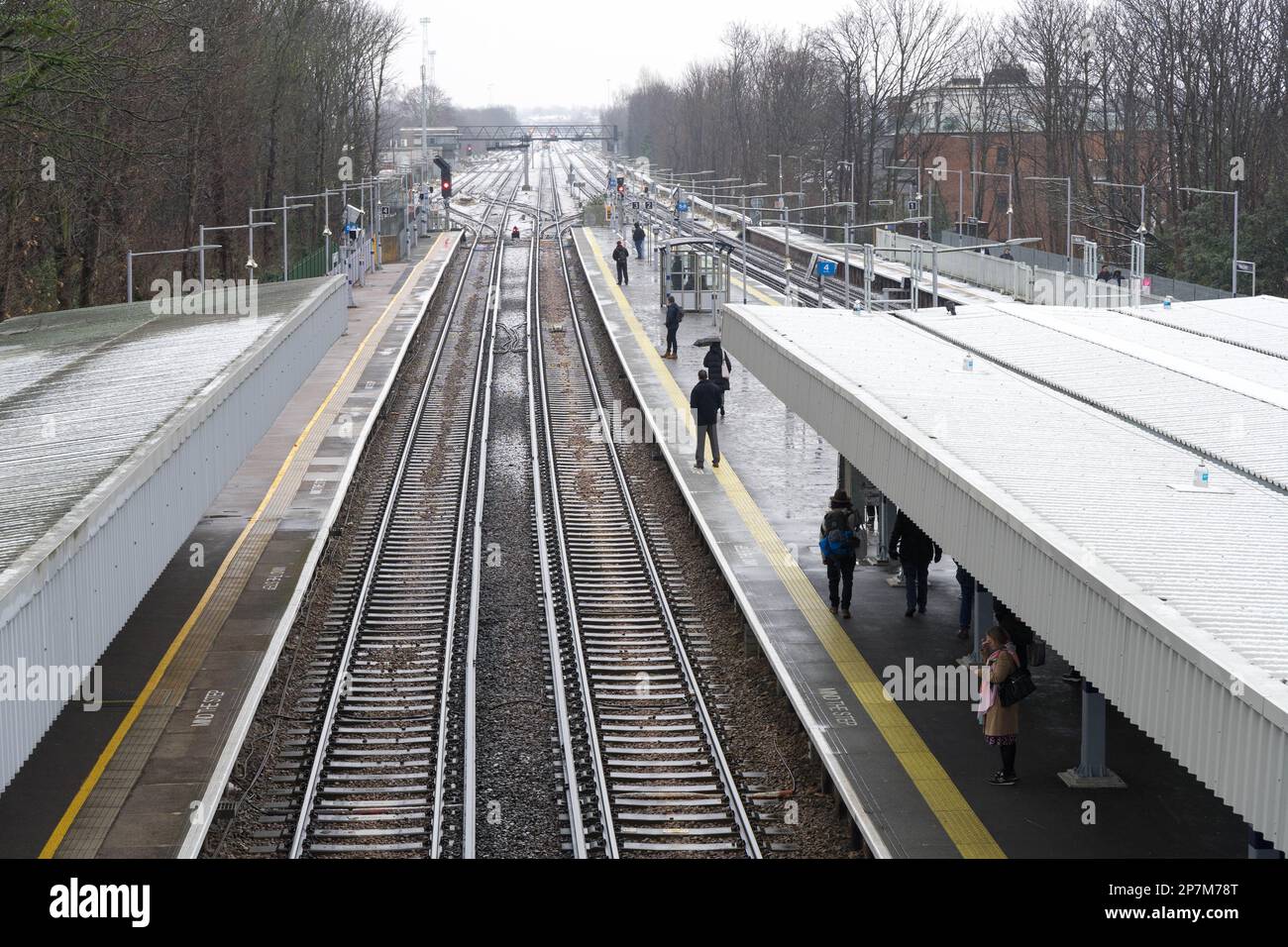 London UK, 8th March 2023.  UK Weather.   Heavy snowfall hit London on Wednesday, disrupting trains in and out of the capital as an Arctic blast sweeps the UK.. Credit: Xiu Bao/Alamy Live News Stock Photo