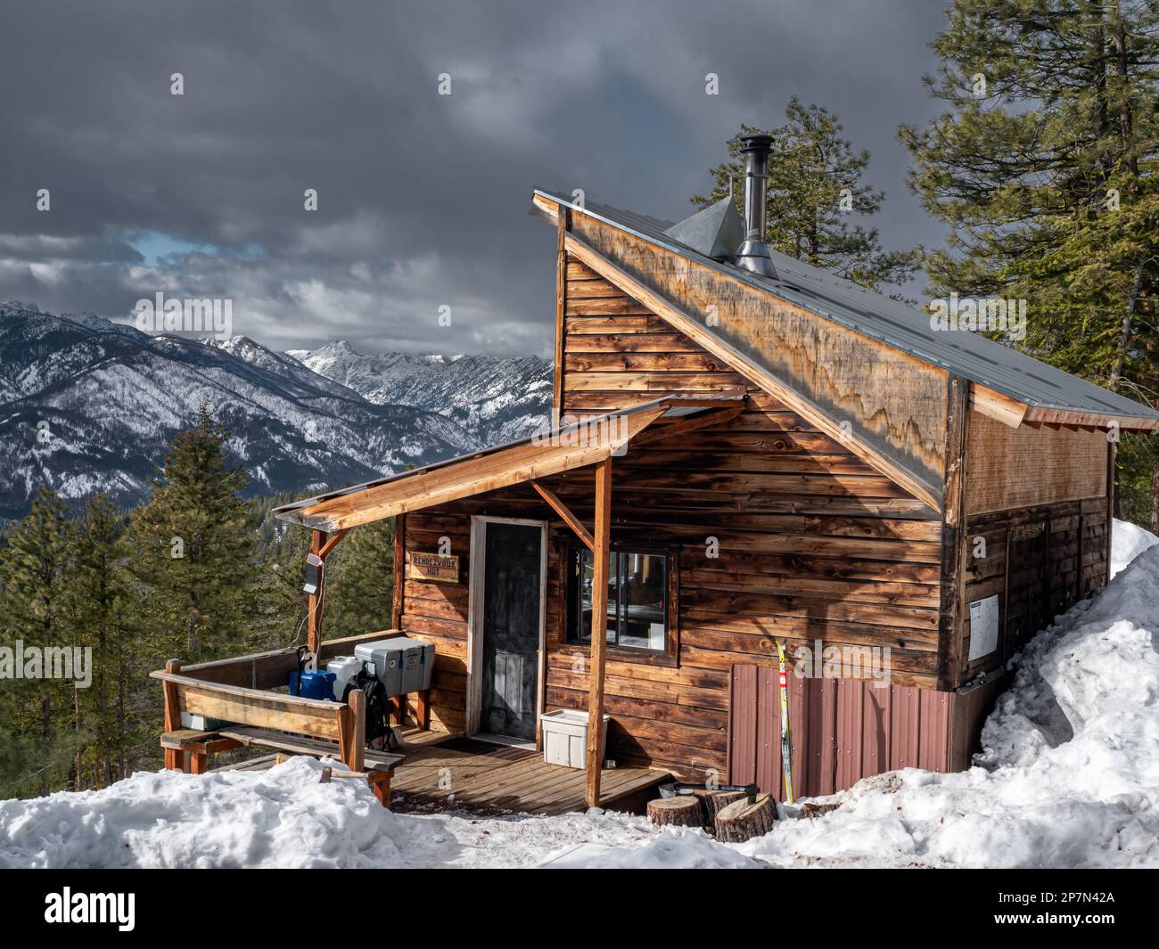 WA23238-00...WASHINGTON - Rendezvous Hut, overlooking the Methow Valley and North Cascades Mountains. Stock Photo