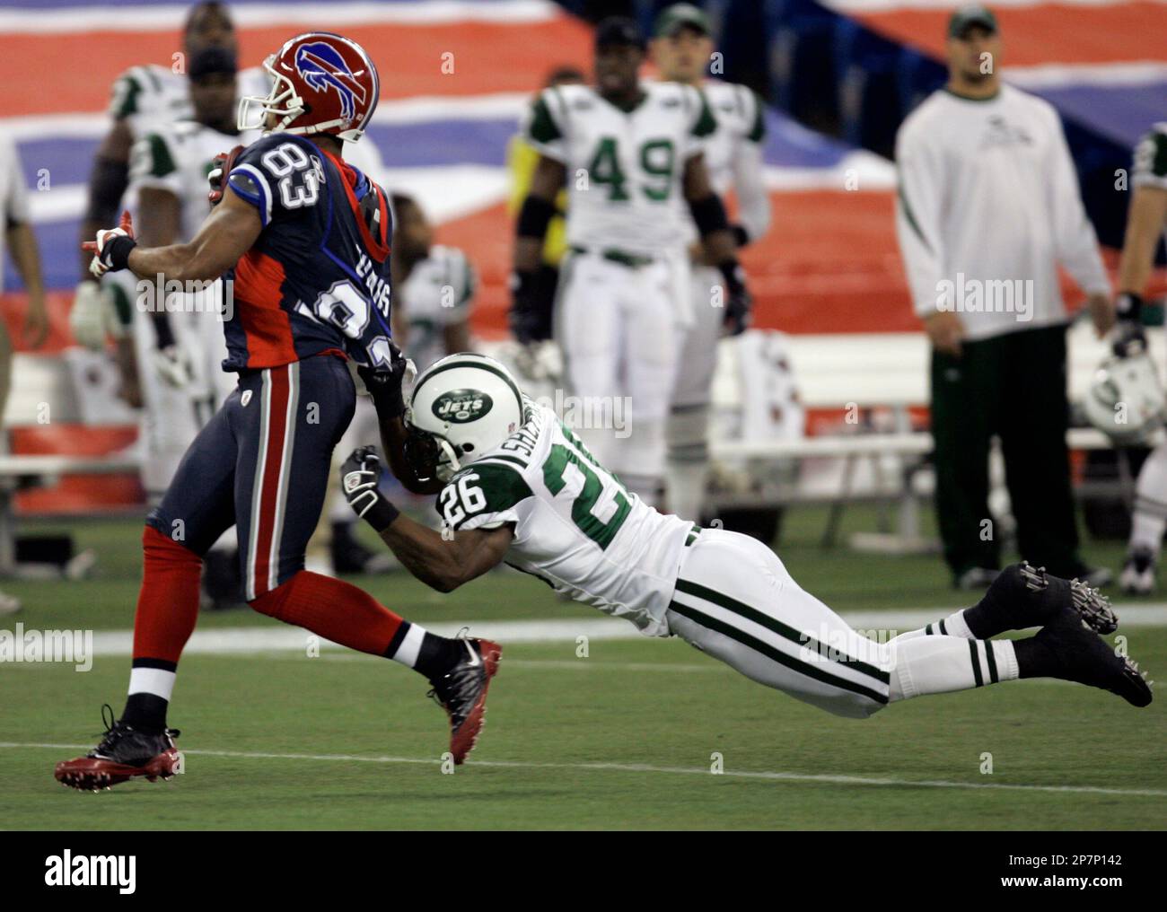 Buffalo Bills' Lee Evans (83) makes a catch and is tackled by New York ...