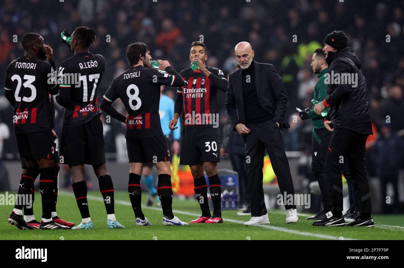 hver for sig forvridning Høre fra London, UK. 8th Mar, 2023. AC Milan players take a drinks break and listen  to Stefano Pioli manager of AC Milan during the UEFA Champions League match  at the Tottenham Hotspur Stadium,