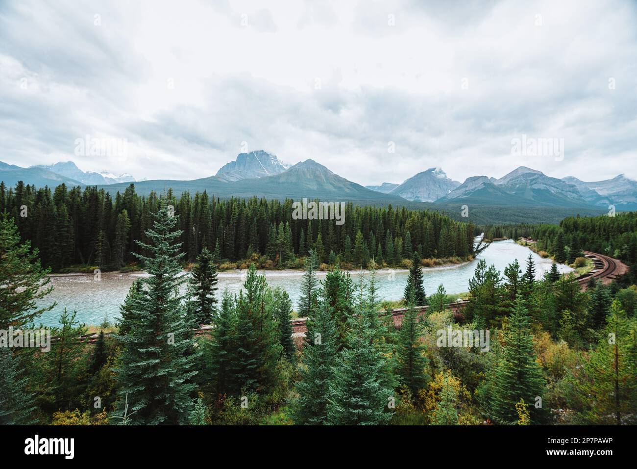 Morant's Curve: Bow River flows through forest and railway track. Storm Mountain in the background. Castle Cliff Viewpoint, Bow Valley Parkway, Banff Stock Photo
