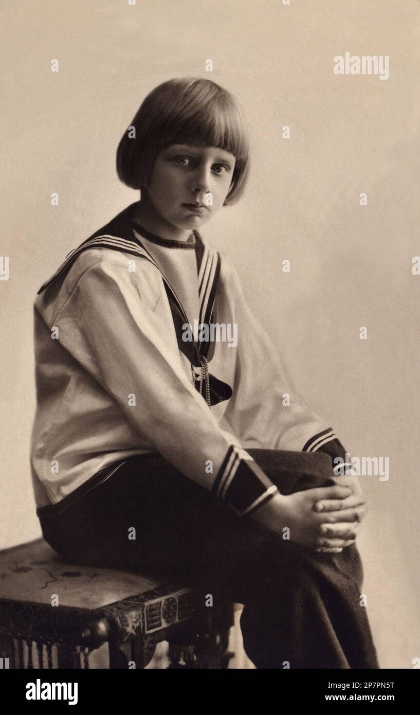 1910 c, ROMANIA : The prince NICOLAE von Hohenzollern Brana ( Nicky , Nicola , Nicholas , 1903 - 1978 ) , future Prince Regent of Romania from 1927 to 1930 ( at place of his nefew King Mihai - Michael son of his brother Carol II ). Son of King FERDINAND I ( Nando ) ( 1865 - 1927 ), King from 1914 to 1927, married with  Queen MARIA ( Mary ) of Romania princess of Great Britain and Ireland ( 1875 - 1938 ) Saxe - Coburg and Gotha , nefew of Queen Victoria of England . Photo by Julieta , Bucaresti . - ROYALTY - REALI - NOBILI - Nobiltà - NOBILITY - reali  - ROMANIA  - BELLE EPOQUE - marinaretto - Stock Photo